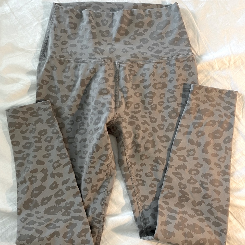 Beyond Yoga gray leopard print leggings, size M